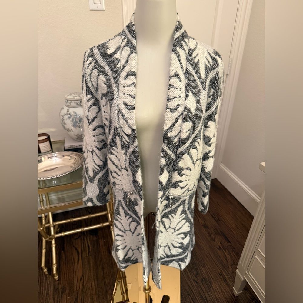 Frank Lyman Cardigan
AB7